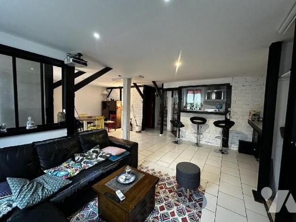 SAINT JULIEN DU SAULT - Maison d'habitation comprenant au rez-de-chaussée une entrée sur salle ...