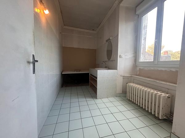 Ideal investisseur, maison a vendre à SAINT MEEN LE GRAND. Axe 164 ( Rennes / Loudéac.)