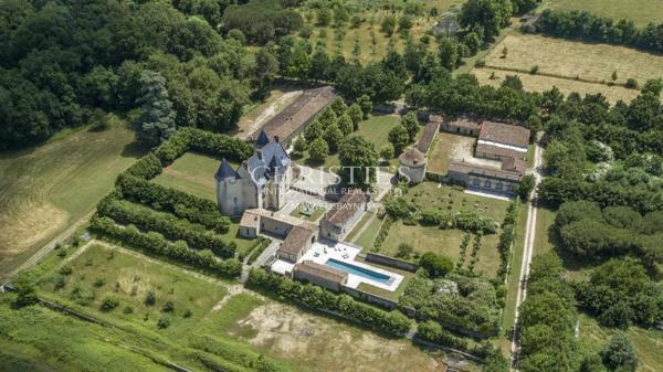 Château restauré au cœur de 93 hectares de nature préservée