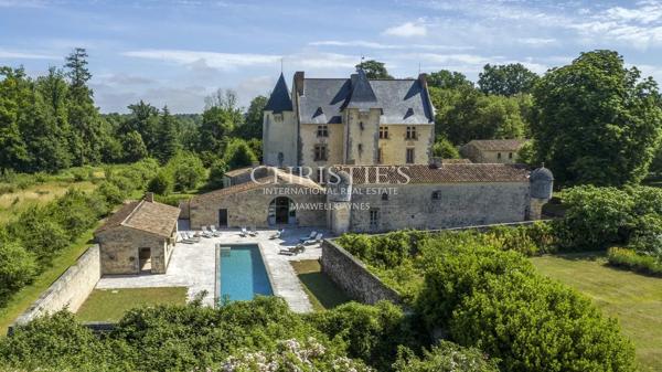 Château restauré au cœur de 93 hectares de nature préservée