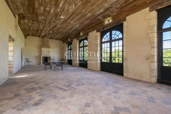 Château restauré au cœur de 93 hectares de nature préservée