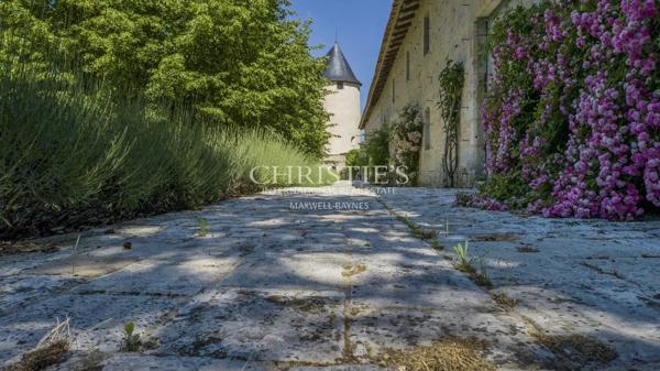 Château restauré au cœur de 93 hectares de nature préservée