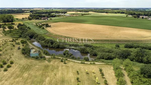 Château restauré au cœur de 93 hectares de nature préservée
