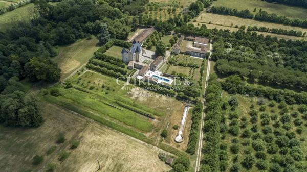 Château restauré au cœur de 93 hectares de nature préservée