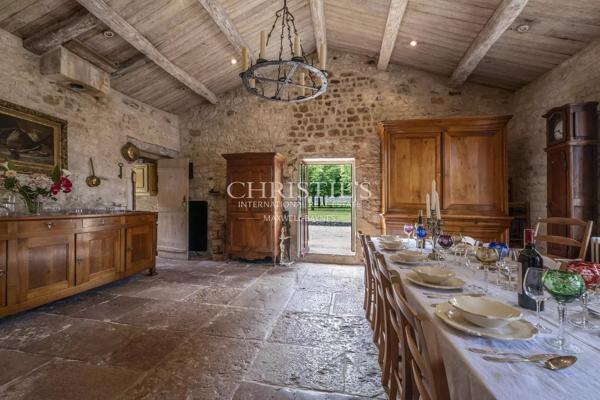 Château restauré au cœur de 93 hectares de nature préservée