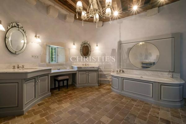 Château restauré au cœur de 93 hectares de nature préservée