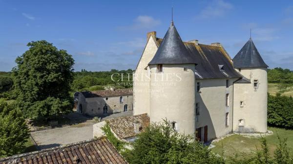 Château restauré au cœur de 93 hectares de nature préservée