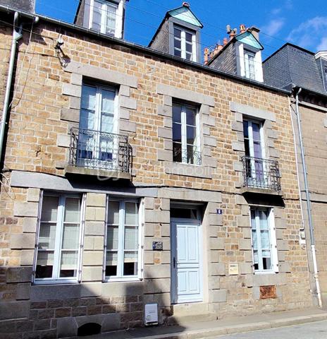 Maison Familiale de 181 m2 en centre ville de Fougères

Maison familiale très bien entretenue offrant de beaux volumes pour futur acquéreur
Proche du centre ville, Commerces, Ecoles, Supermarché, Gare routière, Tabac...

8 pièces dont 5 chambres sur parquet massif 
Au RDC (grande cuisine, salle à manger, salon avec insert (encadrement en marbre) , buanderie, WC)
Au 1er Etage (3 chambres, salle d'eau ''parquet pont de bateau'')
Au 2eme Etage (2 chambres et une mezzanine, salle d'eau ''parquet pont de bateau'')
Grand sous sol de 70 m2
Chaudière Gaz

Terrasse et jardin agréable
Plusieurs dépendances à exploiter Véranda, Garage, Salle de sport...

Beau potentiel et possibilité chambre au rdc