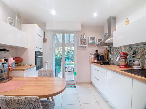 Charmante maison mitoyenne avec jardin, terrasse, cave et garage.