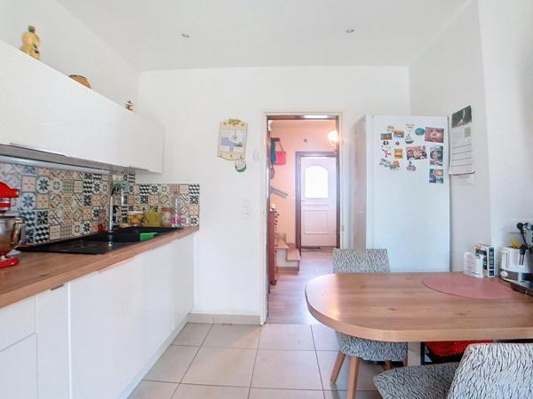 Charmante maison mitoyenne avec jardin, terrasse, cave et garage.