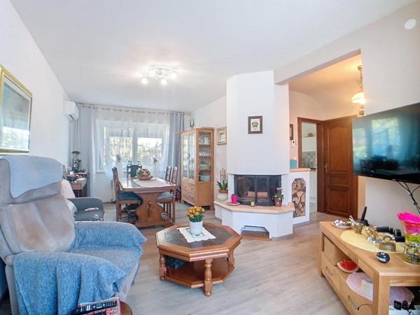 Charmante maison mitoyenne avec jardin, terrasse, cave et garage.