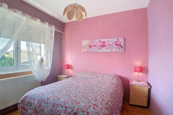 Charmante maison mitoyenne avec jardin, terrasse, cave et garage.