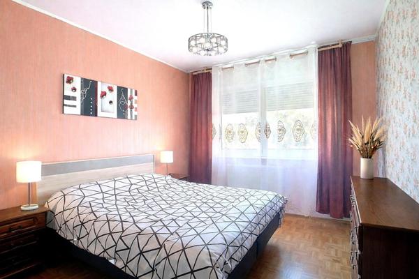 Charmante maison mitoyenne avec jardin, terrasse, cave et garage.