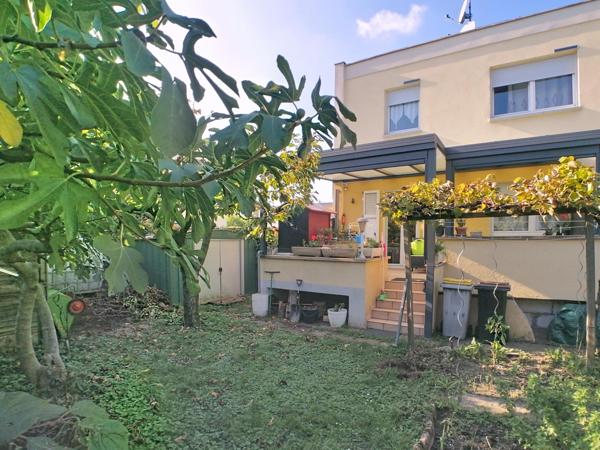 Charmante maison mitoyenne avec jardin, terrasse, cave et garage.