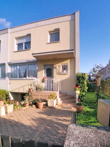 Charmante maison mitoyenne avec jardin, terrasse, cave et garage.