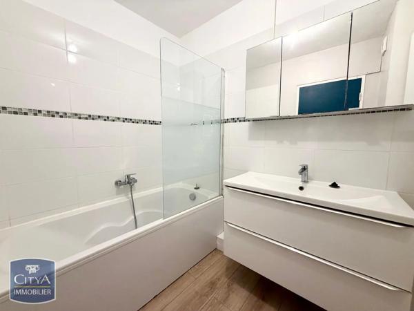 Appartement à louer 4 pièces 83.73m² Nîmes (30900)