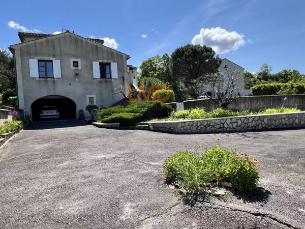 Spacieuse maison familiale de 6 pièces avec piscine et terrain arboré