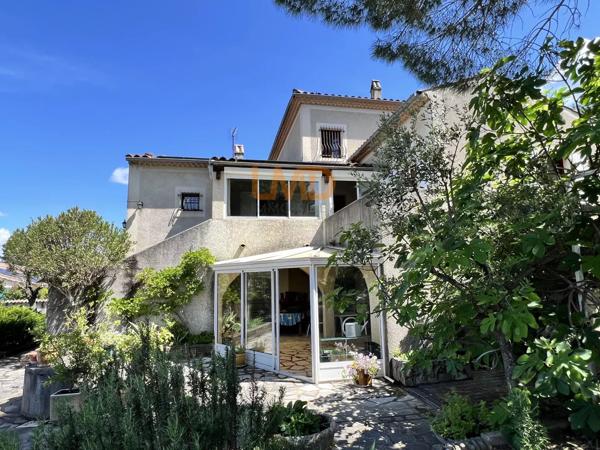 Spacieuse maison familiale de 6 pièces avec piscine et terrain arboré