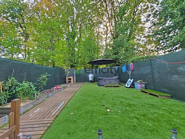Maison
         6 pièces
        - 83 m² Exclusivité 269 900 € *