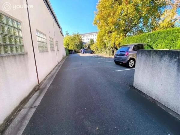 Stationnement privatif dans résidence sécurisée avec portail électrique – Angers