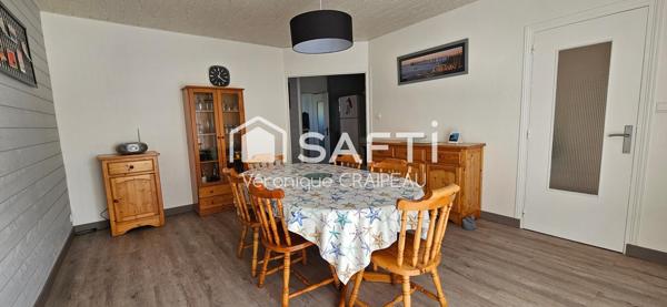 Rare sur le marché, tout à pied pour cette maison proche plage et commerces avec 2 chambres, 1 bureau (ou 3ème petite chambre), terrasse et garage sécurisé!
