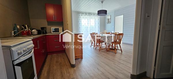 Rare sur le marché, tout à pied pour cette maison proche plage et commerces avec 2 chambres, 1 bureau (ou 3ème petite chambre), terrasse et garage sécurisé!