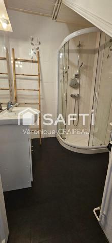 Rare sur le marché, tout à pied pour cette maison proche plage et commerces avec 2 chambres, 1 bureau (ou 3ème petite chambre), terrasse et garage sécurisé!