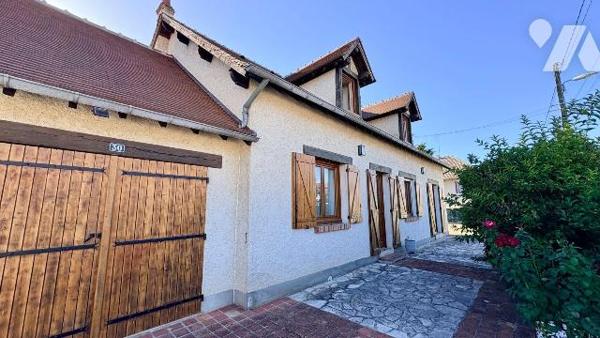 À Salbris, (41) , découvrez cette agréable maison d'habitation offrant de beaux volumes et un c...