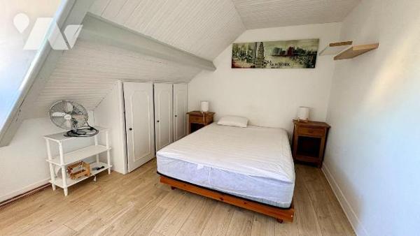 À Salbris, (41) , découvrez cette agréable maison d'habitation offrant de beaux volumes et un c...