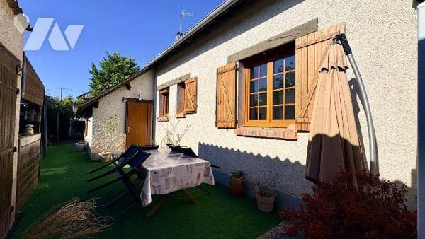 À Salbris, (41) , découvrez cette agréable maison d'habitation offrant de beaux volumes et un c...