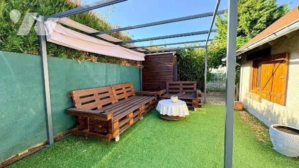 À Salbris, (41) , découvrez cette agréable maison d'habitation offrant de beaux volumes et un c...