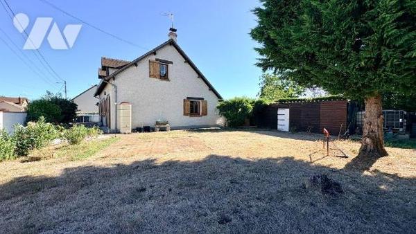 À Salbris, (41) , découvrez cette agréable maison d'habitation offrant de beaux volumes et un c...