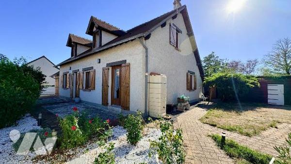 À Salbris, (41) , découvrez cette agréable maison d'habitation offrant de beaux volumes et un c...