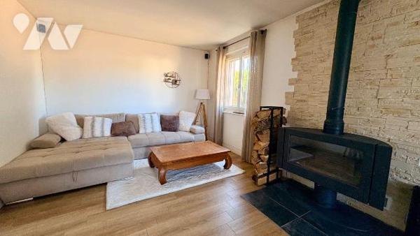 À Salbris, (41) , découvrez cette agréable maison d'habitation offrant de beaux volumes et un c...