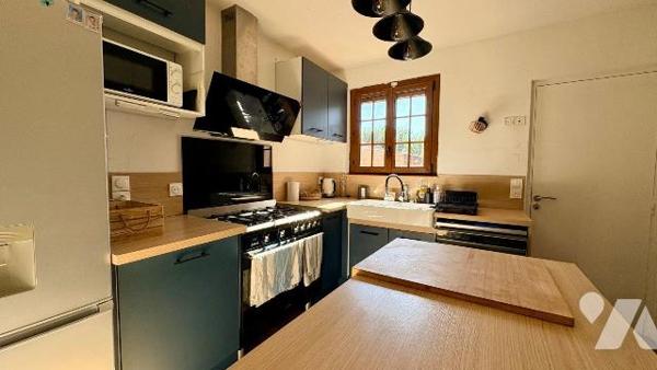 À Salbris, (41) , découvrez cette agréable maison d'habitation offrant de beaux volumes et un c...