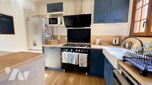 À Salbris, (41) , découvrez cette agréable maison d'habitation offrant de beaux volumes et un c...