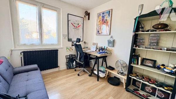 À Salbris, (41) , découvrez cette agréable maison d'habitation offrant de beaux volumes et un c...