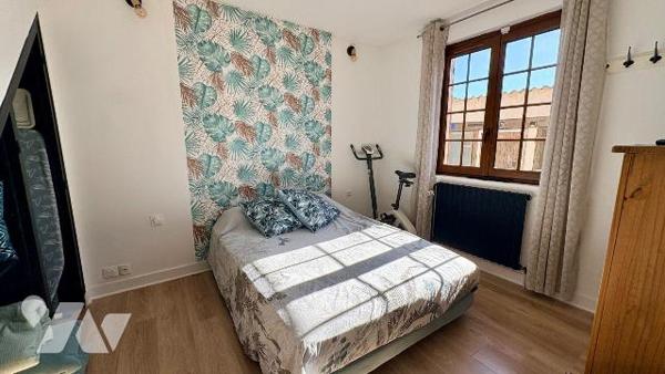 À Salbris, (41) , découvrez cette agréable maison d'habitation offrant de beaux volumes et un c...