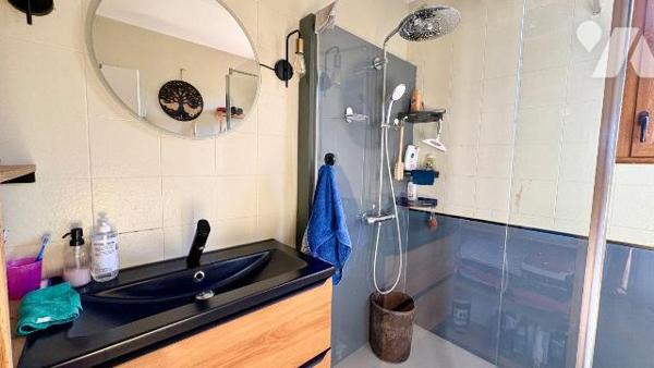 À Salbris, (41) , découvrez cette agréable maison d'habitation offrant de beaux volumes et un c...