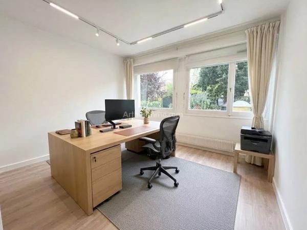 Vente                                                      Bureau
                        
                     4 pièces                      87 m2                     à Paris 15