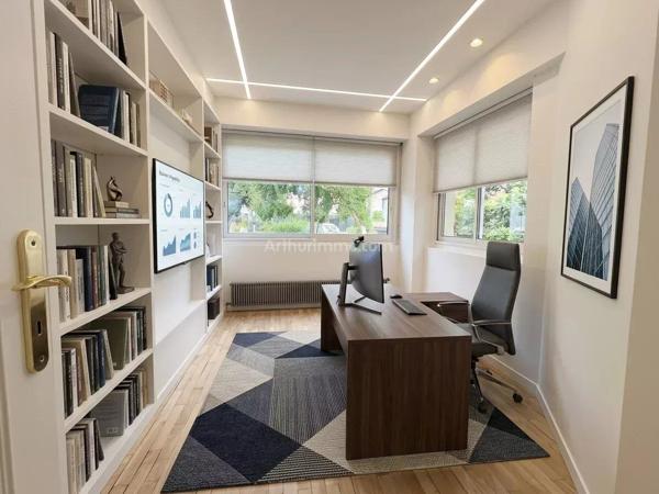 Vente                                                      Bureau
                        
                     4 pièces                      87 m2                     à Paris 15