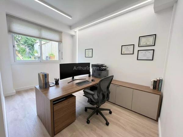 Vente                                                      Bureau
                        
                     4 pièces                      87 m2                     à Paris 15