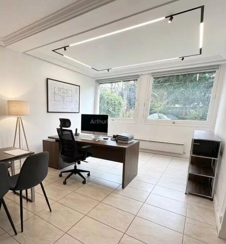 Vente                                                      Bureau
                        
                     4 pièces                      87 m2                     à Paris 15