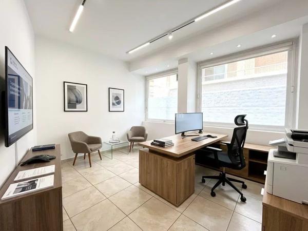 Vente                                                      Bureau
                        
                     4 pièces                      87 m2                     à Paris 15