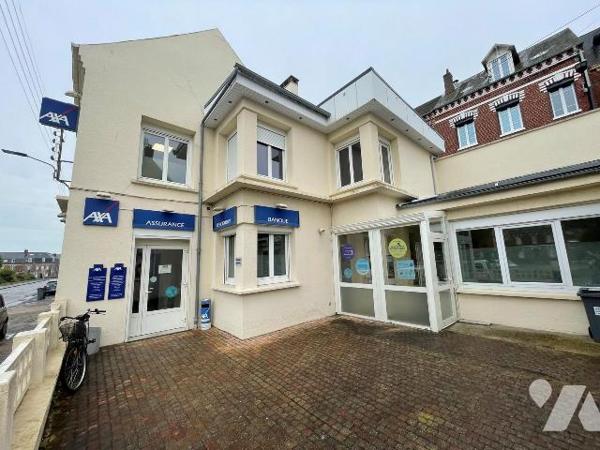 Un ensemble immobilier comprenant un local commercial refait à neuf:

Au rez-de-chaussée: 2 e...