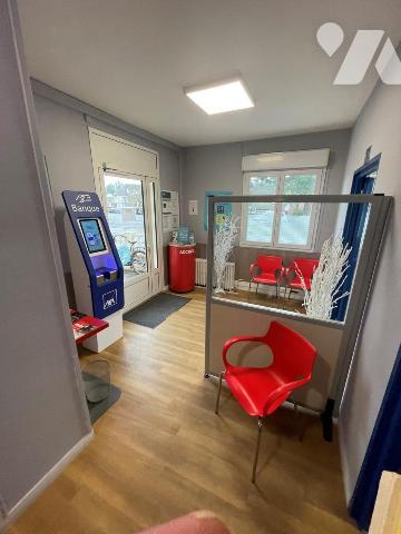 Un ensemble immobilier comprenant un local commercial refait à neuf:

Au rez-de-chaussée: 2 e...