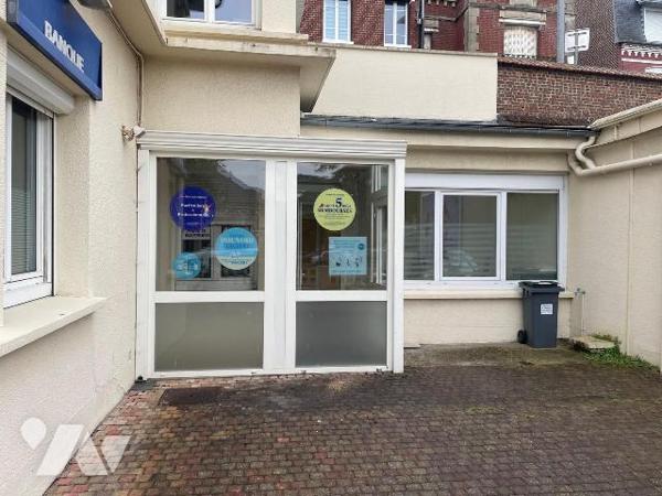 Un ensemble immobilier comprenant un local commercial refait à neuf:

Au rez-de-chaussée: 2 e...