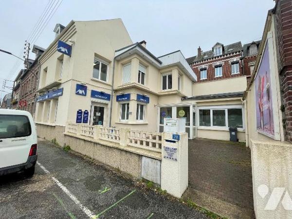 Un ensemble immobilier comprenant un local commercial refait à neuf:

Au rez-de-chaussée: 2 e...