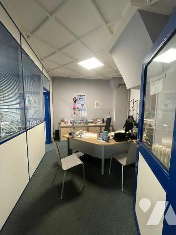 Un ensemble immobilier comprenant un local commercial refait à neuf:

Au rez-de-chaussée: 2 e...