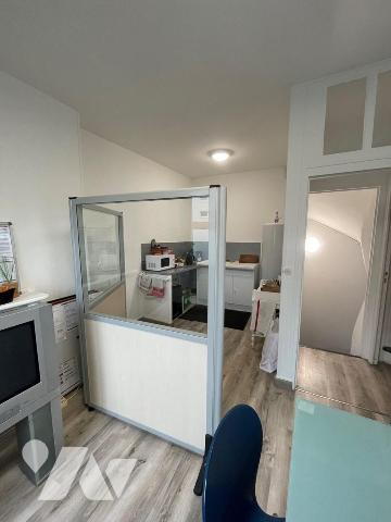 Un ensemble immobilier comprenant un local commercial refait à neuf:

Au rez-de-chaussée: 2 e...